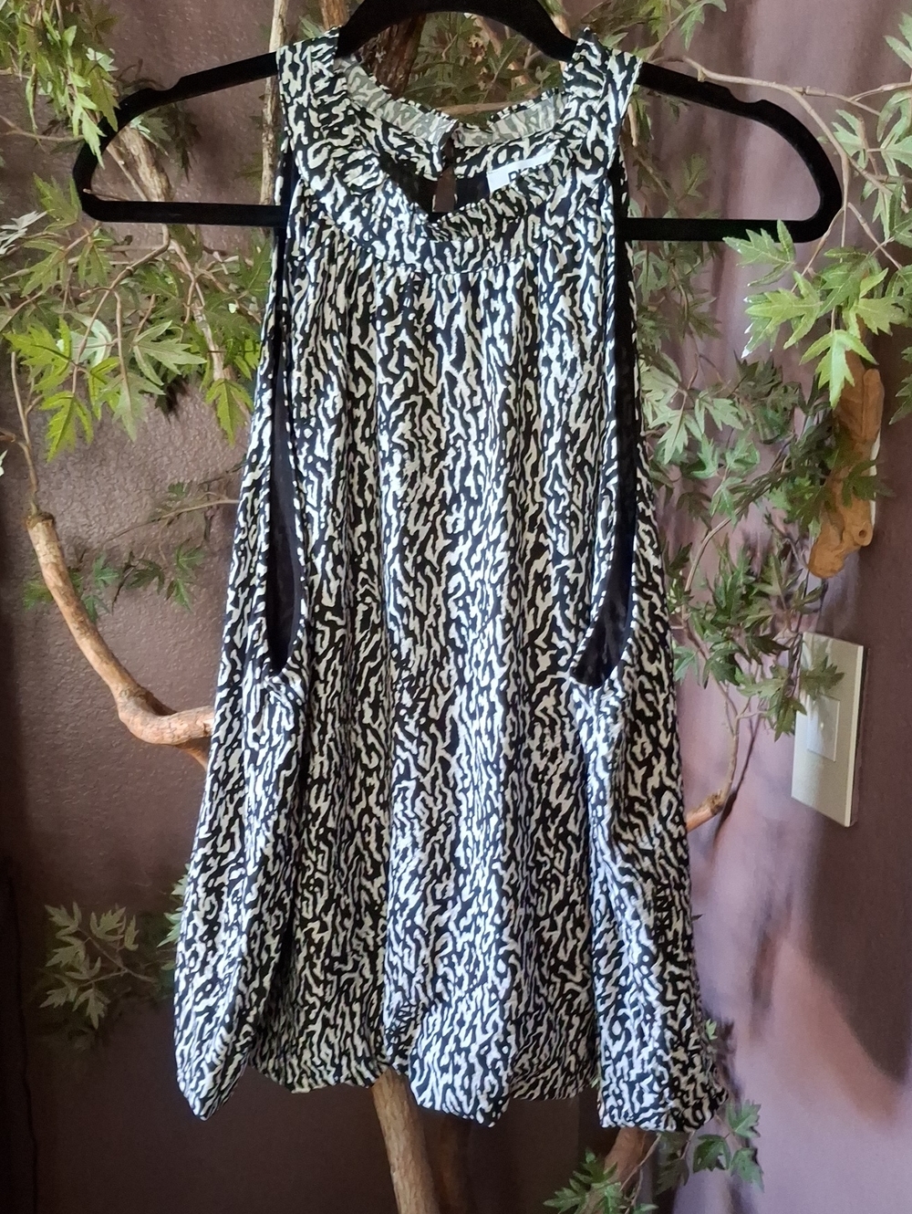 DKNY Black & White Sleeveless Printed bubble Hem Blouse
